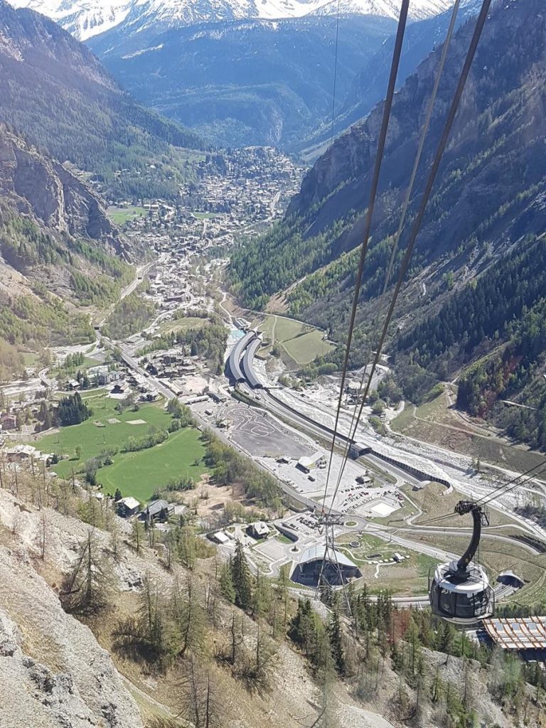Valle d'Aosta, tra castelli e cime innevate